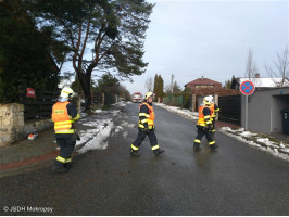 Prasklá větev nad komunikací ulice Mokropeská