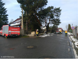 Prasklá větev nad komunikací ulice Mokropeská