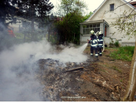 Požár trávy a odpadu ulice Waldhauserova