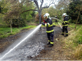 Požár trávy a odpadu ulice Waldhauserova