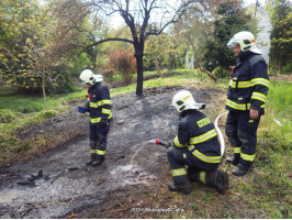 Požár trávy a odpadu ulice Waldhauserova