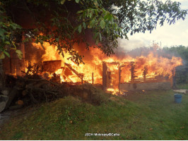 Požár kůlny a stromu osada V topolích