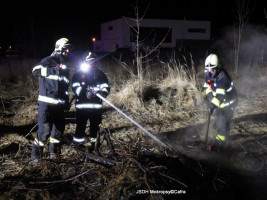 Požár trávy a odpadu na pozemku ulice Jiřní