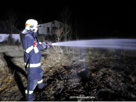 Požár trávy a odpadu na pozemku ulice Jiřní