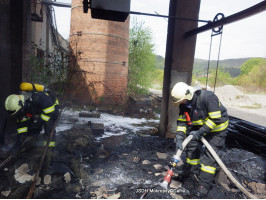 Požár odpadu a průmyslové haly Lety