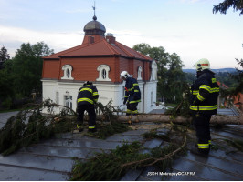 Odstraňování následků bouře Černošice